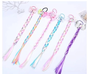 Ensemble détaillé de six tresses arc-en-ciel colorées avec ornements licorne