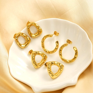 Orecchini A Lobo Geometrici Minimalisti Acciaio Inossidabile 304 Placcato Oro 18K Texture Martellata Irregolare Per Donna