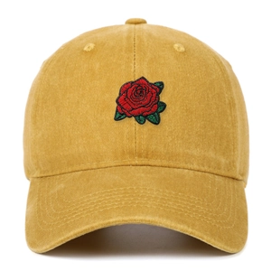 Vista detallada de gorra de béisbol de algodón lavado amarillo con bordado de rosa roja