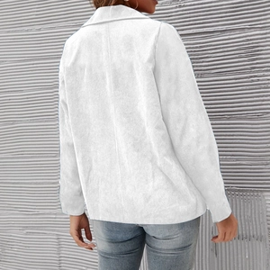 Detailansicht der Rückenschneiderung und Cord-Stoffstruktur bei einem weißen Blazer
