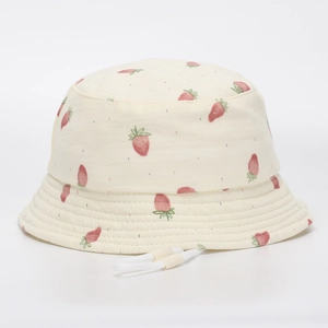 Détail d'un chapeau bob pour enfants avec motif fraise et cordon réglable blanc