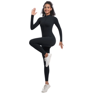 Détail d'une combinaison de sport noire à manches longues avec demi-zip et col montant