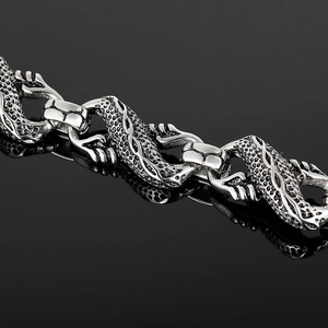 Macro de maillons en écailles de dragon avec une finition punk vintage et texture détaillée