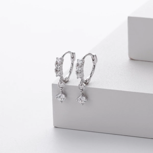 Boucles d'oreilles pendantes en argent S925 avec zircon sur socle blanc