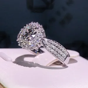 Bague de fiançailles luxueuse en zircon avec halo et pavage de trois rangées