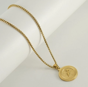 Détail du pendentif Sagittaire en or 18K avec texture métal brossé et chaîne à maillons carrés