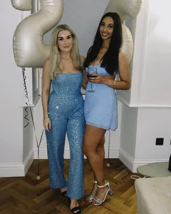 Détail de la combinaison bustier à paillettes bleues et robe à bretelles brillante
