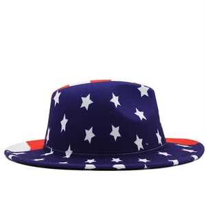 Détail d'un chapeau de jazz drapeau USA avec étoiles blanches sur bleu et rayures rouges