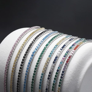 Varios brazaletes tennis de plata de ley S925 en diversos colores en soportes de joyas