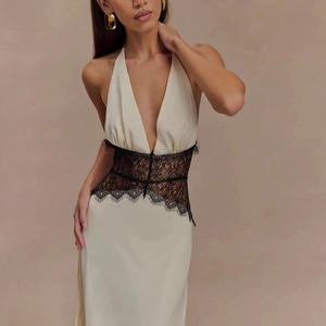 Elegantes Maxikleid mit tiefem V-Ausschnitt, Neckholder, Seidensatin und Spitze