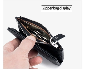Detalle de cartera de cuero fina con cremallera para monedas y billetes doblados