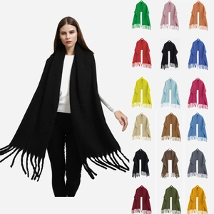 Détails des franges sur écharpe pashmina douce avec diverses options de couleurs