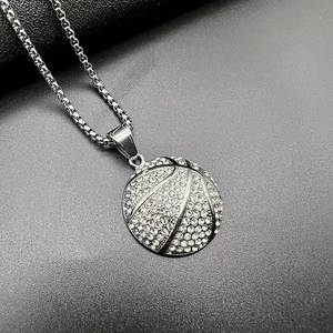 Vue macro d'un collier de basket argenté avec cristaux étincelants sur une chaîne carrée