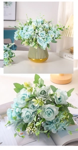 Primer plano de rosas artificiales azul claro y follaje en un jarrón decorativo