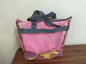 Borsa da spiaggia in rete rosa con manici grigi e chiusura lampo per lo stoccaggio