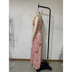 Détail de la robe longue en mousseline fleurie rose avec dos nu à nouer et volants