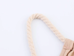 Détail de la poignée en corde de coton tressé beige et texture de la robe d'été en toile