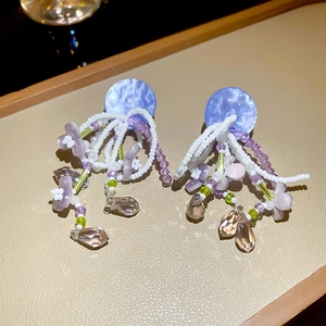 Boucles d'oreilles pendantes perlées avec disque résine bleu et fleurs lavande