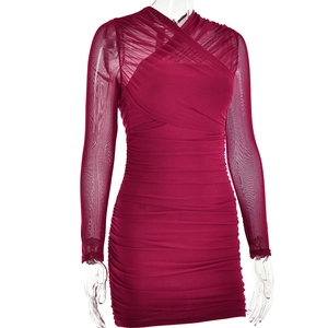 Détail de la robe en tulle bordeaux avec décolleté croisé et tissu de manche plissé