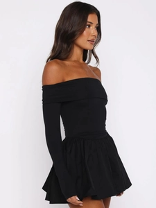 Robe courte noire chic à épaules dénudées avec manches longues et jupe plissée de soirée