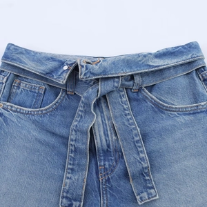 Short en jean bleu classique pour femme avec ceinture assortie et design à nouer élégant