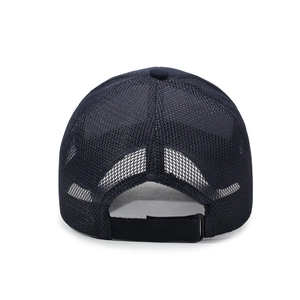 Vue arrière de la casquette trucker en mesh respirant avec sangle réglable sport