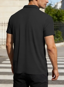Vue arrière d'un polo noir pour hommes en maille texturée avec détails de couture