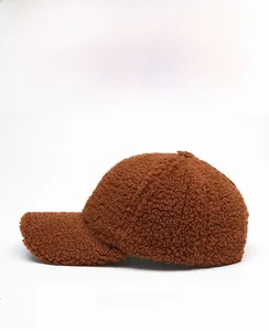 Détail de profil d'une casquette de baseball en laine d'agneau marron avec visière courbée