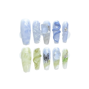 Lange trapeze kunstnagels met blauw marmer, groene tint en vlinder nail art