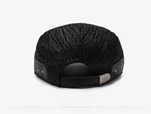 Vue détaillée de l'arrière d'une casquette plate en cuir PU noir avec boucle de réglage en métal