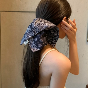 Gros plan du chouchou foulard à imprimé paisley bleu marine avec étiquette fait main