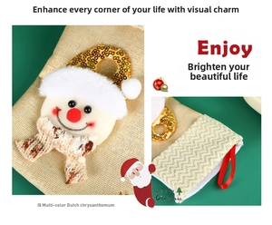 Détail d'une chaussette de Noël avec revers à paillettes et figurine de bonhomme de neige