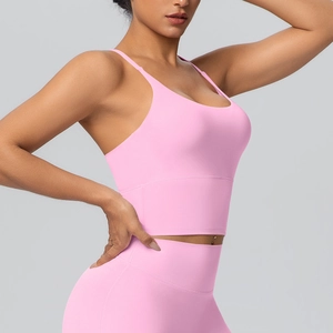 Détail du soutien-gorge de sport rose et leggings de yoga taille haute à dos croisé