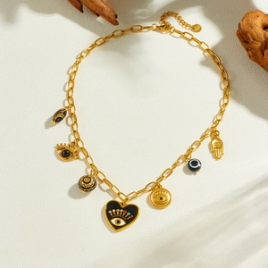 Collier doré avec pendentif cœur Main de Fatma et Œil protecteur sur support bois