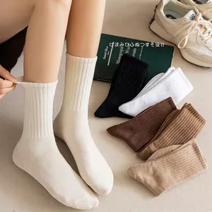 Chaussettes mi-hautes en coton côtelé respirant pour femmes aux tons neutres