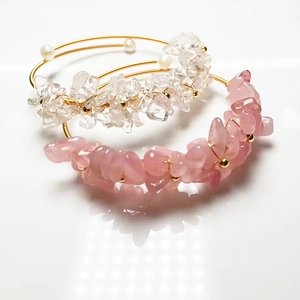 Pulsera artesanal de hilo de oro 14K con piedras de cristal natural y perlas