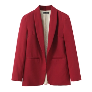 Détail du col d'un blazer bordeaux avec étiquette taille M et texture de tissu lisse