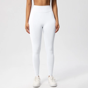 Nahaufnahme der weißen High-Waist Yoga-Leggings mit Peach-Lift-Effekt und Stretch-Material