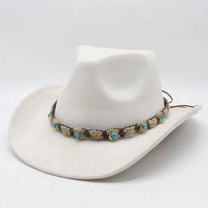 Détail du chapeau de cowboy crème avec perles turquoises sur une bande de corde tressée