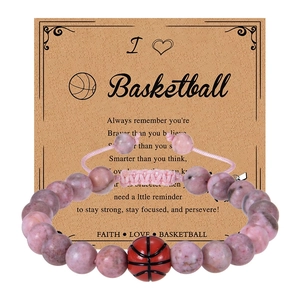 Bracciale da basket in pietra zebrata rosa con ciondolo sportivo su carta kraft marrone