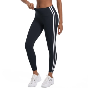 Détail du legging de yoga taille haute avec bandes blanches contrastées sculptantes