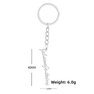 Detail shot of stainless steel keychain with Je t’aime engraving and product dimensions