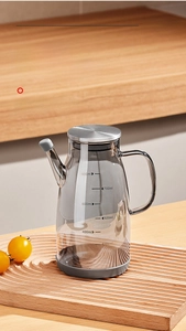 Detail view of 800ml glass oil bottle with measurement scale and stainless steel lid
