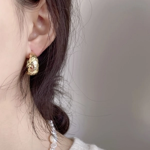 Minimalist 925 silver earrings with golden textured finish and vintage hammered design