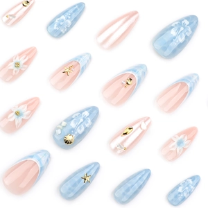Blaue Meereswellen-Kunstnägel zum Aufkleben mit 3D-Muscheln und Hibiskusblüten-Design