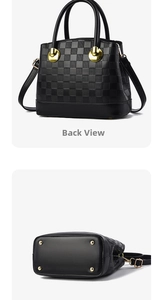 Détail de la texture en cuir gaufré et des clous métalliques dorés sur le sac noir