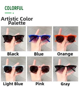 Nahaufnahme modischer Retro-Halbrand-Kinder-Sonnenbrillen mit Nieten in sechs Farben