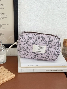 Borsa cosmetica trapuntata in velluto a coste lavanda con stampa floreale vintage