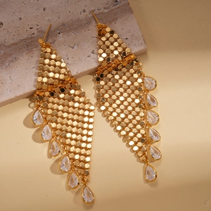Vue détaillée des boucles d'oreilles à pompons en or 18K avec gouttes en zircon brillant