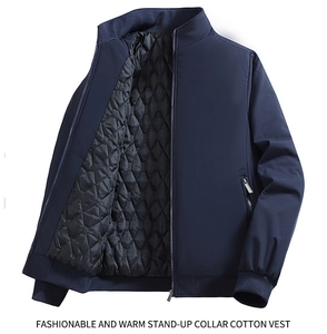 Detail van donkerblauw herenjack met opstaande kraag, gewatteerde voering en manchetten
